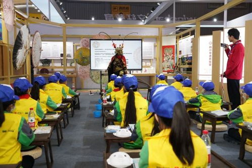 现场学川剧变脸 这个宝藏体验区人气旺丨2023天府书展