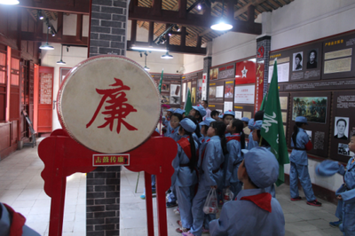 麻城:乘马岗镇列宁小学组织师生观看廉政文化展