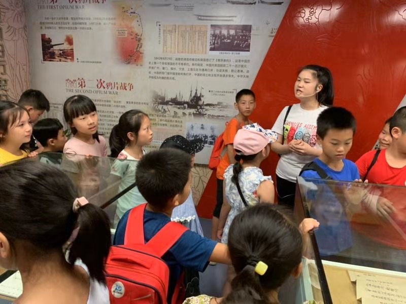 福元路社区:组织中小学生参观长沙市禁毒科普教育基地